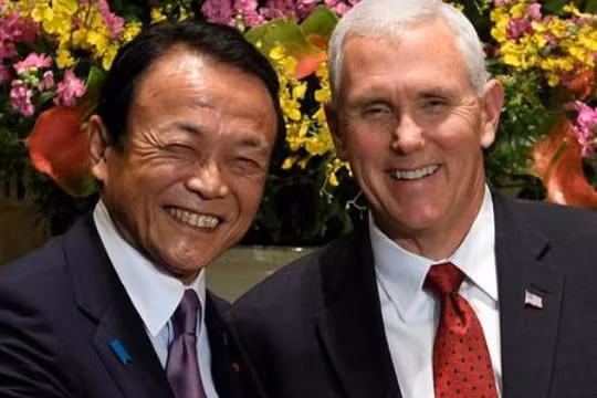 Phó Thủ tướng kiêm Bộ trưởng Tài chính Nhật Bản Taro Aso và Phó Tổng thống Mỹ Mike Pence tiến hánh bắt tay trước cuộc hội đàm ở Tokyo ngày 18/4/2017. Ảnh: Reuters/zaobao