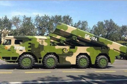 Tên lửa hành trình Đông Phong-10A Trung Quốc. Ảnh: Sina.