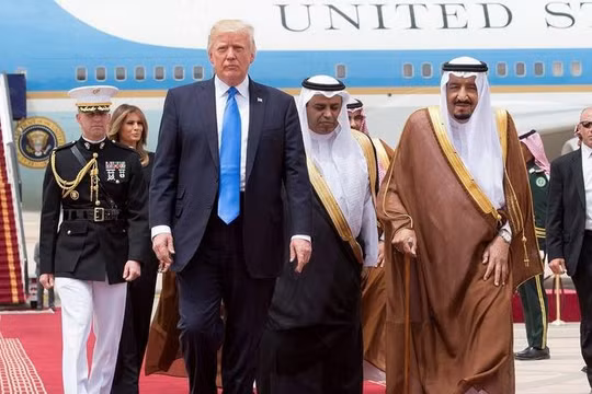 Tháng 5/2017, Tổng thống Mỹ Donald Trump đến thăm Saudi Arabia. Ảnh: Ifeng.