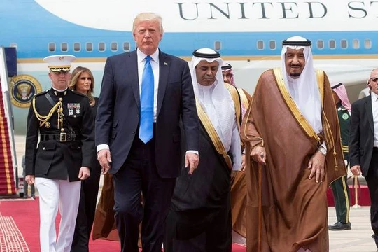 Tháng 5/2017, Tổng thống Mỹ Donald Trump đến thăm Saudi Arabia. Ảnh: Ifeng.