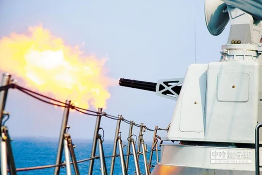 Pháo phòng thủ gần Type 730 trên tàu khu trục Vũ Hán số hiệu 169 Type 730 Hạm đội Nam Hải, Hải quân Trung Quốc. Ảnh: Chinatimes.