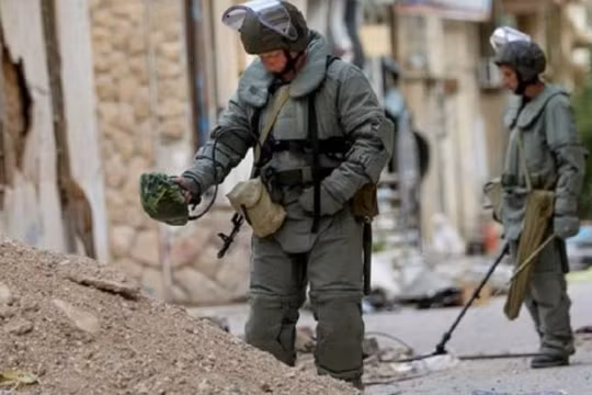 Công binh Nga dò mìn tại Syria. Ảnh: Cankao