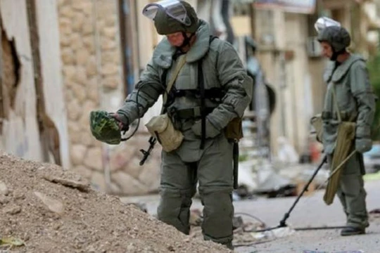 Công binh Nga dò mìn tại Syria. Ảnh: Cankao