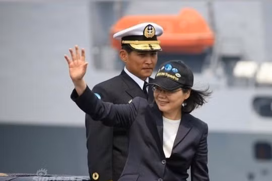 Nhà lãnh đạo Đài Loan, bà Thái Anh Văn thị sát lực lượng tàu ngầm Đài Loan. Ảnh: Sina.