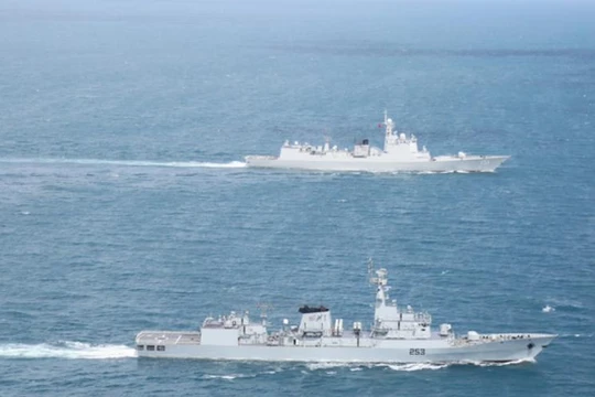 Ngày 22/11/2017, tàu khu trục Trịnh Châu 151 của Hạm đội Đông Hải, hải quân Trung Quốc tiến hành diễn tập liên hợp với tàu hộ vệ Saif Type F22P hải quân Pakistan. Ảnh: Mil.