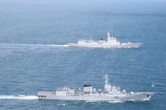 Ngày 22/11/2017, tàu khu trục Trịnh Châu 151 của Hạm đội Đông Hải, hải quân Trung Quốc tiến hành diễn tập liên hợp với tàu hộ vệ Saif Type F22P hải quân Pakistan. Ảnh: Mil.