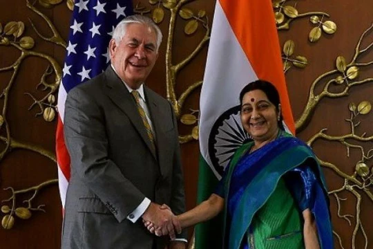 Ngoại trưởng Mỹ Rex Tillerson và Ngoại trưởng Ấn Độ Sushma Swaraj. Ảnh: The Express Tribune.