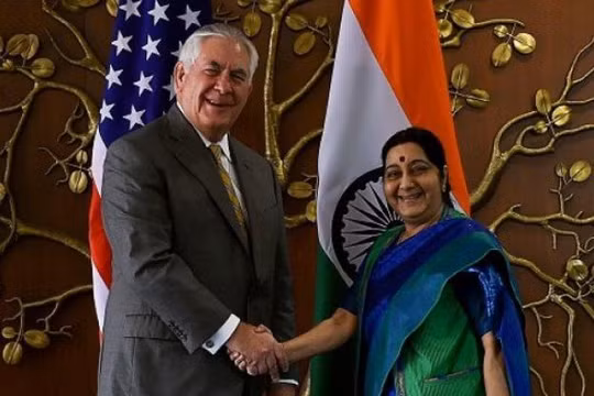 Ngoại trưởng Mỹ Rex Tillerson và Ngoại trưởng Ấn Độ Sushma Swaraj. Ảnh: The Express Tribune.