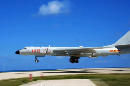Gần đây, không quân Trung Quốc tiến hành huấn luyện cất, hạ cánh phi pháp máy bay ném bom H-6K trên đảo Phú Lâm, quần đảo Hoàng Sa, Việt Nam. Ảnh: Ifeng.