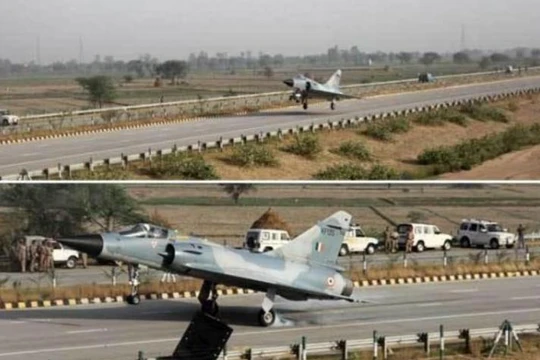 Các máy bay chiến đấu của Không quân Ấn Độ tiến hành diễn tập cất hạ cánh trên đường cao tốc. Ảnh: Cankao