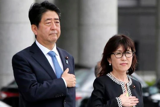 Thủ tướng Nhật Bản Shinzo Abe và Bộ trưởng Quốc phòng Nhật Bản Tomomi Inada. Ảnh: QQ