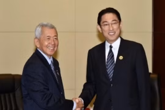 Bộ trưởng Ngoại giao Philippines Perfecto Yasay và Ngoại trưởng Nhật Bản Fumio Kishida.