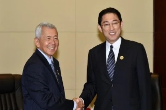 Bộ trưởng Ngoại giao Philippines Perfecto Yasay và Ngoại trưởng Nhật Bản Fumio Kishida.