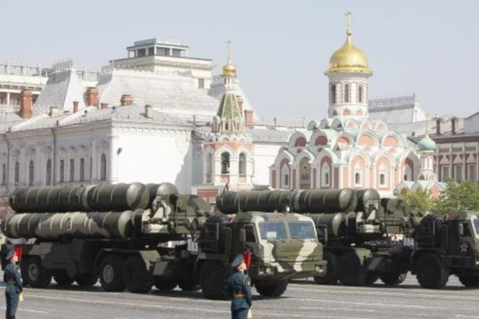 Hệ thống tên lửa phòng không tầm xa S-400 Nga tại Lễ duyệt binh kỷ niệm tròn 65 năm Chiến thắng vệ quốc. Ảnh: Cankao