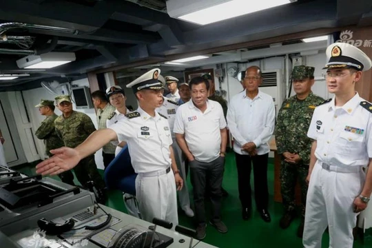 Tổng thống Philippines Rodrigo Duterte tham quan tàu chiến Trung Quốc. Ảnh: Sina