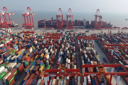 Sau khi gia nhập WTO vào năm 2001, sự thịnh vượng của thương mại đối ngoại đã đóng vai trò rất quan trọng đối với sự "cất cánh" của nền kinh tế Trung Quốc. Ảnh: Xinhuanet.