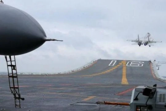 Máy bay chiến đấu J-15 Phi Sa cất cánh trên tàu sân bay Liêu Ninh ở Biển Đông ngày 2/1/2017. Ảnh: Cankao