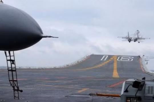 Máy bay chiến đấu J-15 Phi Sa cất cánh trên tàu sân bay Liêu Ninh ở Biển Đông ngày 2/1/2017. Ảnh: Cankao