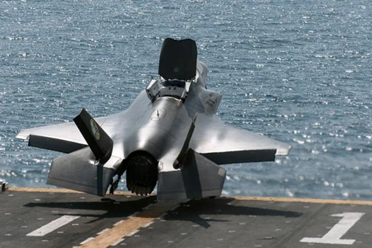 Máy bay chiến đấu tàng hình F-35B cất cánh từ tàu tấn công đổ bộ USS Wasp. Ảnh: cnr.cn