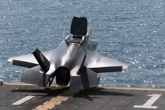 Máy bay chiến đấu tàng hình F-35B cất cánh từ tàu tấn công đổ bộ USS Wasp. Ảnh: cnr.cn