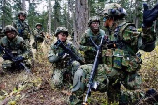 Quân đoàn cơ động đổ bộ Lực lượng phòng vệ mặt đất Nhật Bản đang tiến hành huấn luyện. Ảnh: Cankao.