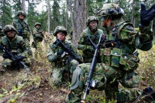 Quân đoàn cơ động đổ bộ Lực lượng phòng vệ mặt đất Nhật Bản đang tiến hành huấn luyện. Ảnh: Cankao.