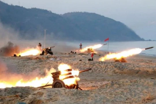 Hiện trường huấn luyện bắn pháo của Triều Tiên. Ảnh: Tân Hoa xã/KCNA