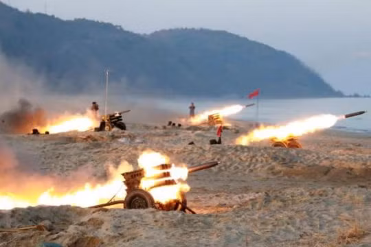 Hiện trường huấn luyện bắn pháo của Triều Tiên. Ảnh: Tân Hoa xã/KCNA