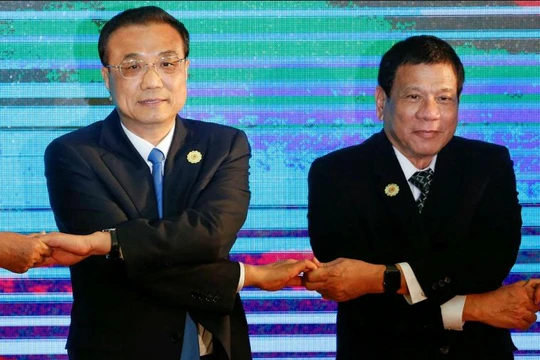 Ngày 7/9/2016, tại Hội nghị Cấp cao ASEAN-Trung Quốc, Thủ tướng Trung Quốc Lý Khắc Cường và Tổng thống Philippines Rodrigo Duterte "bắt tay". Ảnh: News.abs-cbn.com