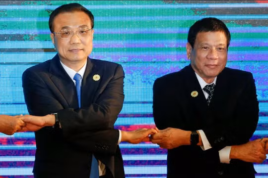 Ngày 7/9/2016, tại Hội nghị Cấp cao ASEAN-Trung Quốc, Thủ tướng Trung Quốc Lý Khắc Cường và Tổng thống Philippines Rodrigo Duterte "bắt tay". Ảnh: News.abs-cbn.com
