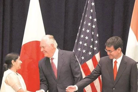 Hội nghị Ngoại trưởng Mỹ - Nhật - Ấn lần thứ hai có sự tham dự của Ngoại trưởng Ấn Độ Sushma Swaraj, Ngoại trưởng Nhật Bản Taro Kono và Ngoại trưởng Mỹ Rex Tillerson. Ảnh: The Indian Express.