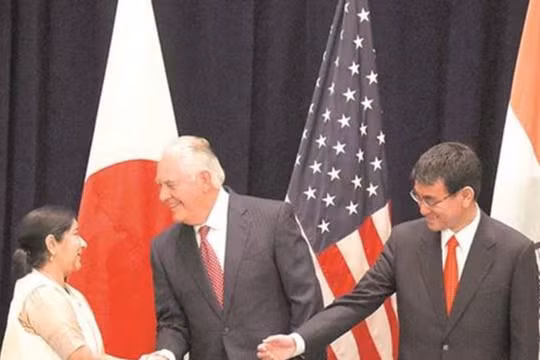 Hội nghị Ngoại trưởng Mỹ - Nhật - Ấn lần thứ hai có sự tham dự của Ngoại trưởng Ấn Độ Sushma Swaraj, Ngoại trưởng Nhật Bản Taro Kono và Ngoại trưởng Mỹ Rex Tillerson. Ảnh: The Indian Express.