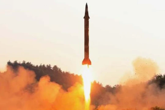 Tên lửa đạn đạo của Triều Tiên. Ảnh: Tân Hoa xã/Sina.