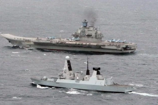 Tàu khu trục tên lửa HMS Dragon Hải quân hoàng gia Anh giám sát tàu sân bay Kuznetsov Nga đi qua eo biển Măng Sơ. Ảnh: The Telegraph.