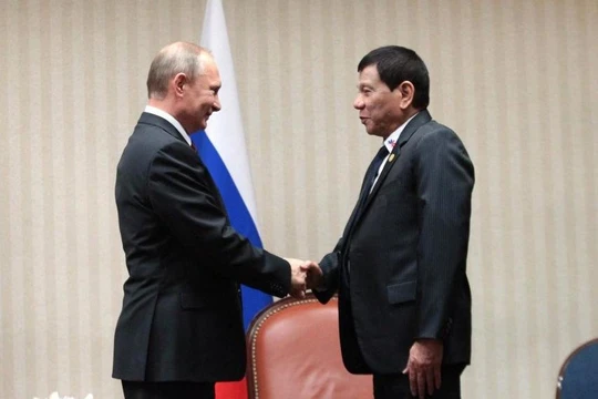 Ngày 20/11/2016, Tổng thống Nga Vladimir Putin và Tổng thống Philippines Rodrigo Duterte gặp gỡ bên lề Hội nghị Cấp cap APEC tại Peru. Ảnh: Inquirer Global Nation