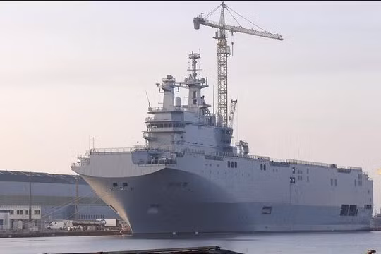 Tàu tấn công đổ bộ lớp Mistral, Hải quân Pháp. Ảnh: AP/The Guardian