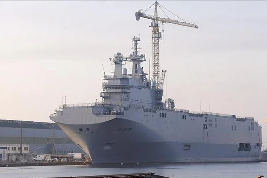 Tàu tấn công đổ bộ lớp Mistral, Hải quân Pháp. Ảnh: AP/The Guardian