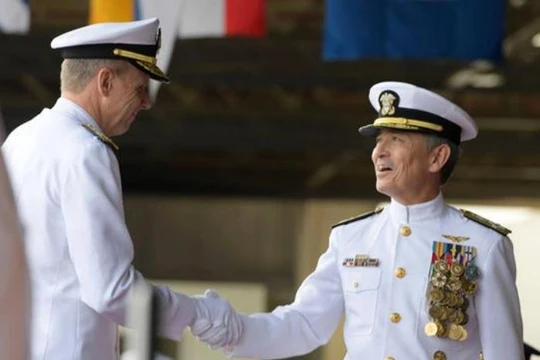 Đô đốc Philip Davidson và Đô đốc Harry Harris bàn giao quyền lực. Cả hai đều có lập trường cứng rắn với Trung Quốc, bao gồm vấn đề Biển Đông. Ảnh: Sina.