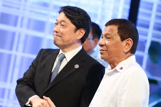 Bộ trưởng Quốc phòng Nhật Bản Itsunori Onodera và Tổng thống Philippines Rodrigo Duterte. Ảnh: Rappler.