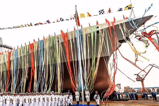 Tàu khu trục Type 055 đầu tiên của Trung Quốc hạ thủy ngày 28/6/2017. Ảnh: Dwnews.