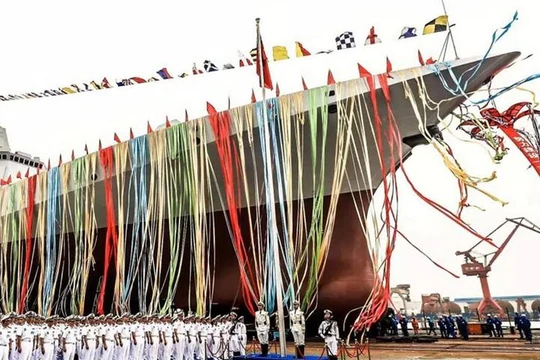 Tàu khu trục Type 055 đầu tiên của Trung Quốc hạ thủy ngày 28/6/2017. Ảnh: Dwnews.