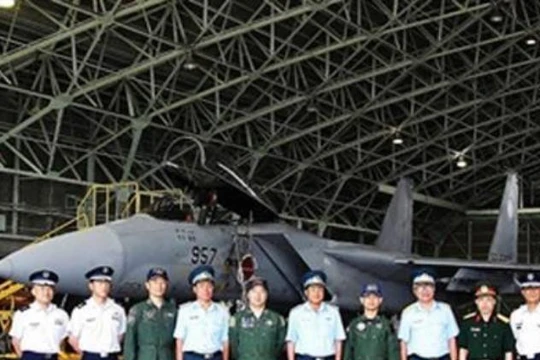 Đoàn đại biểu quân đội Việt Nam sang thăm Nhật Bản và chụp ảnh trước máy bay chiến đấu F-15J Nhật Bản. Ảnh: Sohu.