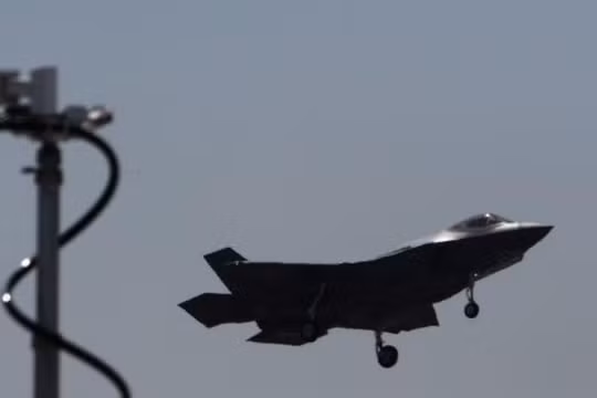 Máy bay chiến đấu tàng hình F-35A Mỹ lần đầu tiên bay biểu diễn ở Triển lãm hàng không quốc tế Paris, Pháp. Ảnh: AFP/Cankao