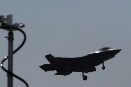 Máy bay chiến đấu tàng hình F-35A Mỹ lần đầu tiên bay biểu diễn ở Triển lãm hàng không quốc tế Paris, Pháp. Ảnh: AFP/Cankao