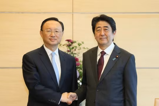 Ngày 31/5/2017, Thủ tướng Nhật Bản Shinzo Abe tiếp Ủy viên Quốc vụ Trung Quốc Dương Khiết Trì.