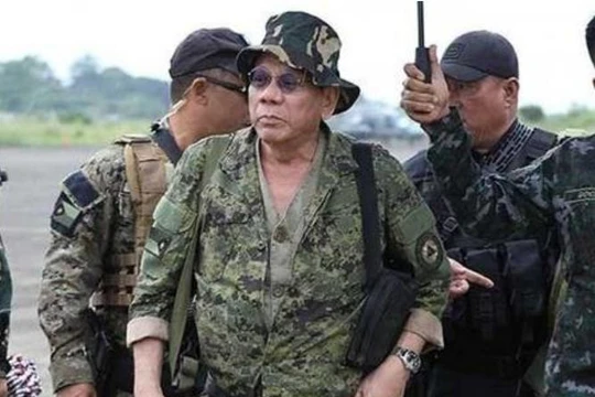 Tổng thống Philippines Rodrigo Duterte trong bộ quân phục. Ảnh: Sina.