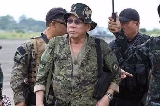 Tổng thống Philippines Rodrigo Duterte trong bộ quân phục. Ảnh: Sina.