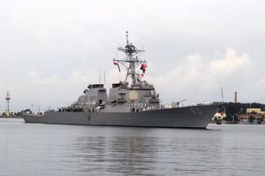 Ngày 8/8/2016, tàu khu trục USS USS Benfold (DDG-65) thăm Thanh Đảo, Trung Quốc. Ảnh: VOA.