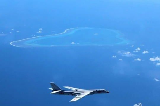 Máy bay ném bom H-6K Trung Quốc tuần tra bất hợp pháp ở đá Vành Khăn thuộc quần đảo Trường Sa của Việt Nam. Ảnh: Sina ngày 18/7/2016.