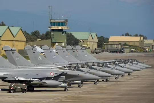 Cụm máy bay chiến đấu Rafale của Không quân Pháp ở căn cứ. Ảnh: Cankao
